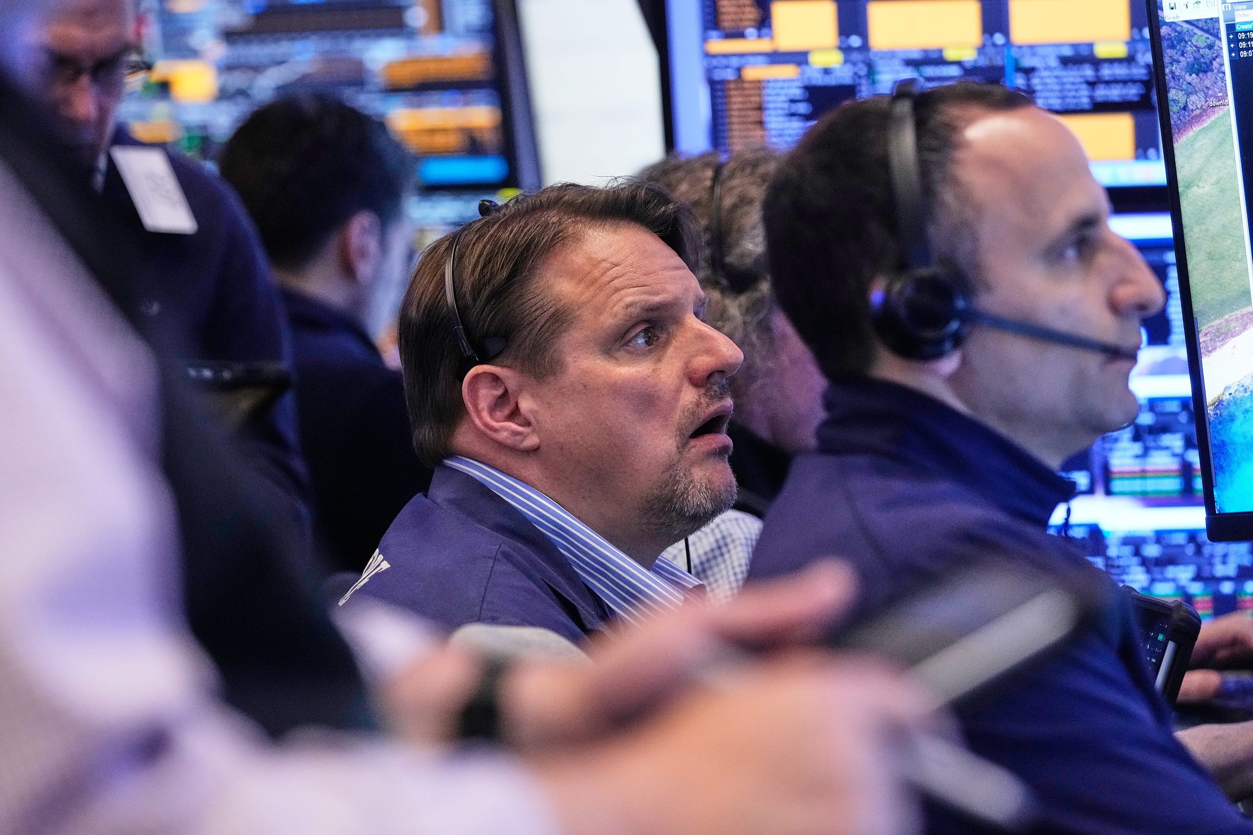 Oil price drop boosts stock markets, easing fears of higher interest rate.