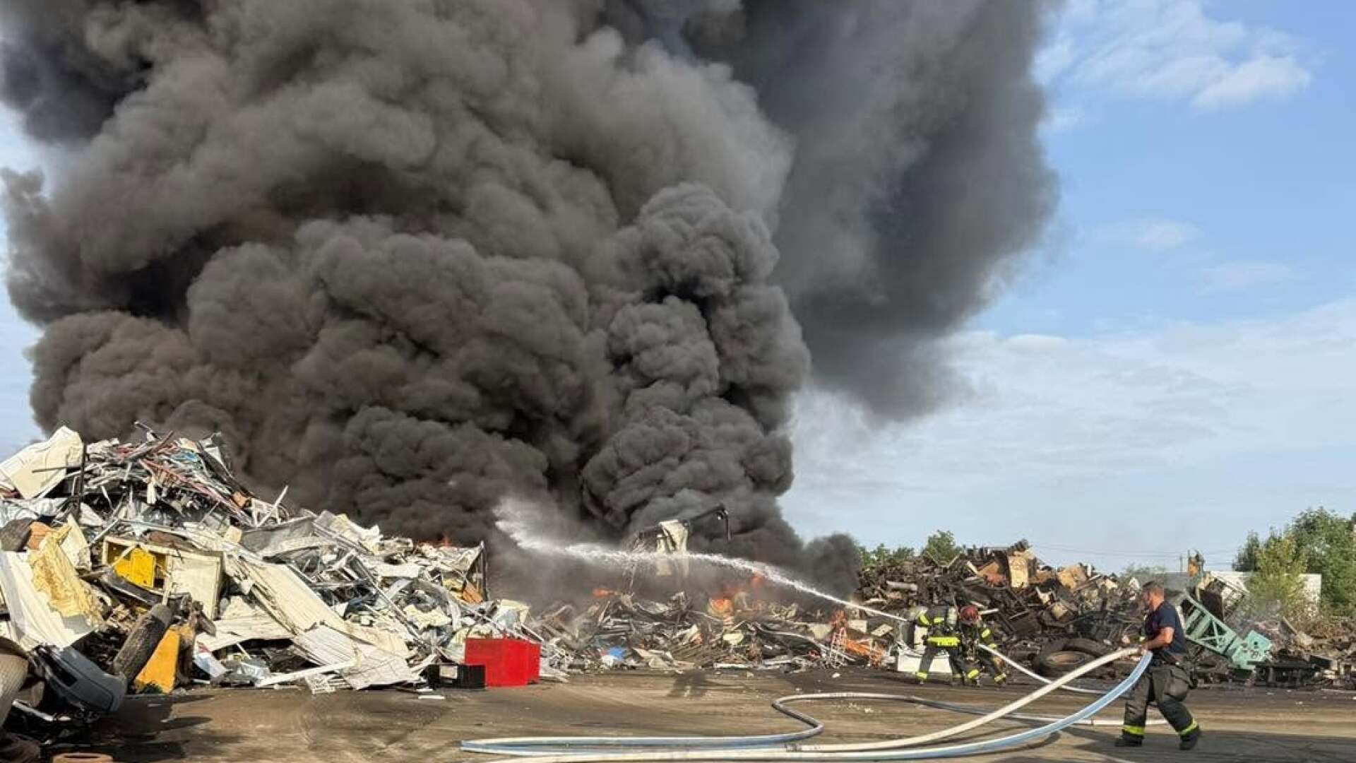 scrap yard fire from New Castle FD 3.jpg