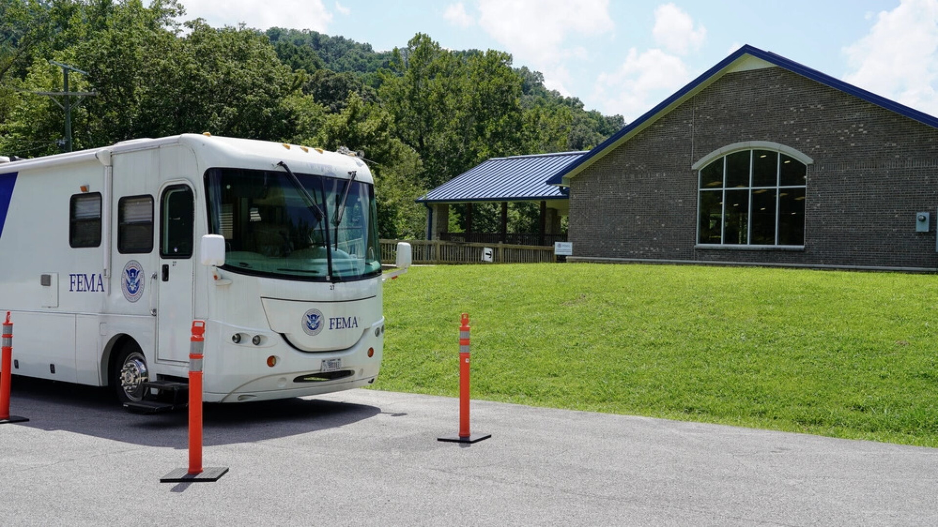 jpg fema mobile registraiton center.jpg